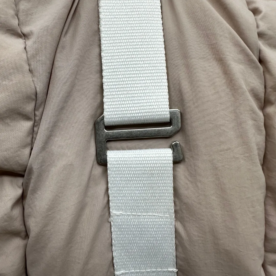 P780 𝗖𝗔𝗡𝗔𝗗𝗔 𝗚𝗢𝗢𝗦𝗘/Canada Goose capsule series macaron white label down jacket Fabric: Made of soft EnduraLuxe fabric imported from DuPont, CORDURA, USA, which enhances the durability of easy-to-wear parts, is lightweight and durable; the liner is made of 400T anti-velvet gallbladder, which is comfortable, soft and non-velvet. Hat: It has a detachable hood, which can be adjusted in two directions, and is also filled with down, which brings greater softness and wrapping around the head and neck, and is full of warmth. This parka has white trim at the back and around the hood, and the hood hardware is all original and custom-made to match the soft color of the fabric. Goose logo: The official website’s new series of large goose logos made of silicone, non-embroidered logos. Length: Fit hip-length. Accessories: The chest chain and pocket chain are all customized by YKK zipper company, and the zippers are consistent with the original color of the clothes; the zipper placket and inner straps are customized with the original Canada Goose logo; the cuffs are made of cashmere ribbing to increase comfort and lock in heat. Pockets: 3 exterior pockets: Fleece-lined hand-warmer pockets with two-way zipper closure for easy access. Security pocket with zipper closure under fly; 2 interior pockets: drop-in pocket Colors: Melt Blue, Moonlight Lime, Soft Pink, Beichen White Sizes: 𝗫𝗦-𝗦-𝗠